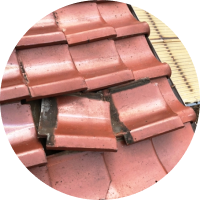 瓦がズレている写真