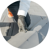 棟板金が浮いている写真