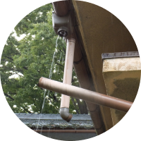 雨樋が外れかけている写真