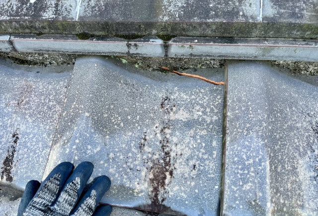 部分的な瓦のズレや割れは補修工事