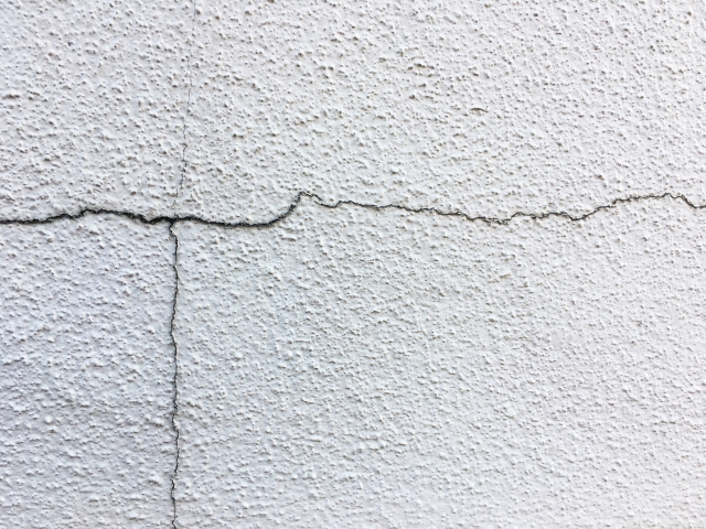 構造クラック(深刻なひび割れ)