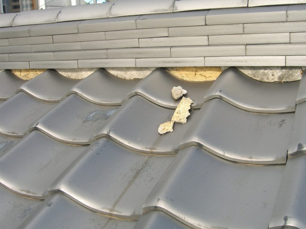 漆喰の劣化は瓦のズレ、瓦の割れの原因に!補修方法と費用相場、施工事例を紹介します