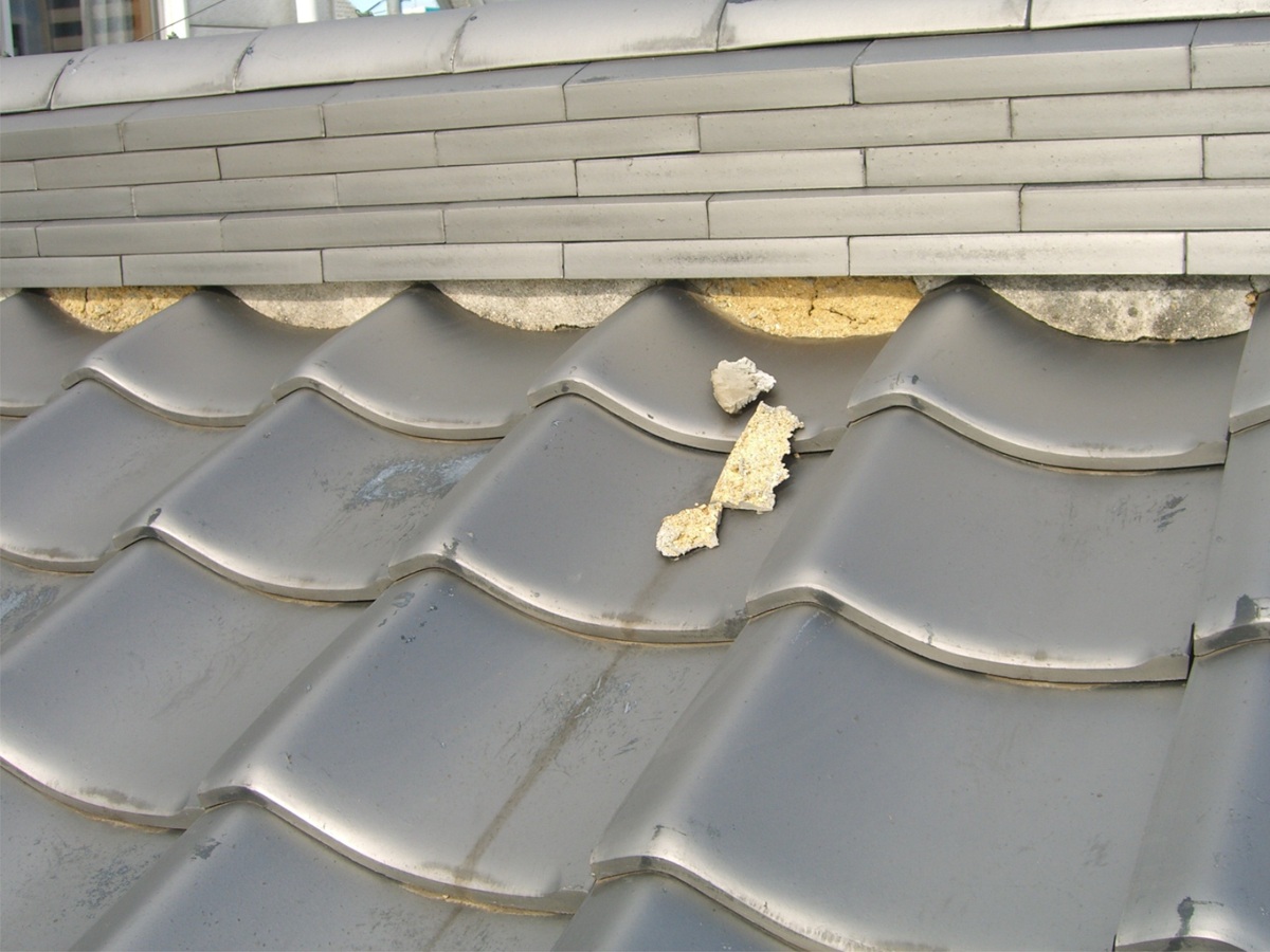 漆喰の劣化は瓦のズレ、瓦の割れの原因に!補修方法と費用相場、施工事例を紹介します