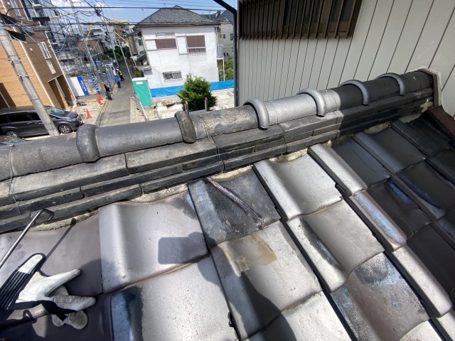 瓦が割れて雨漏りや事故に繋がる