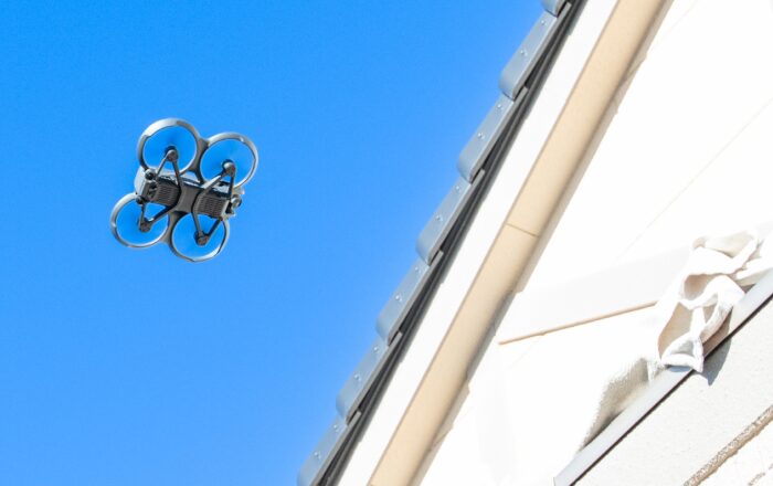 ドローンで屋根上を調査