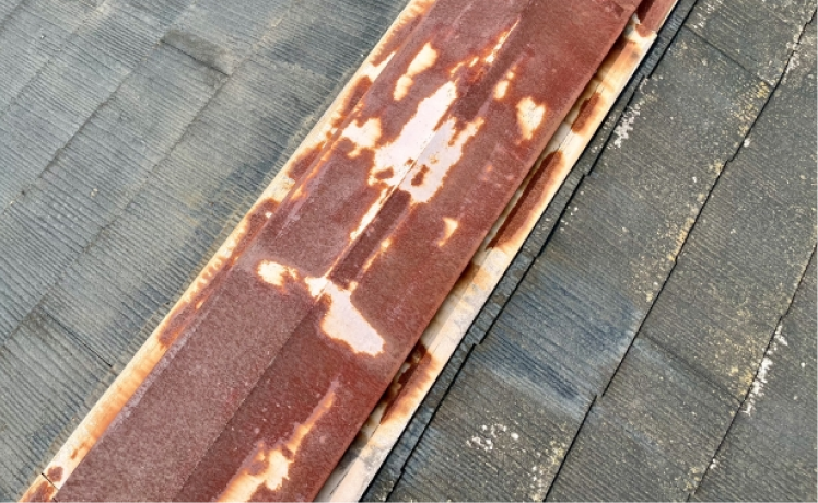 錆びた棟板金