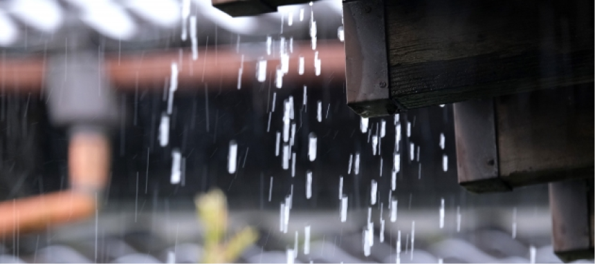 雨が住宅に降っている様子