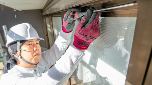 ドライバーを持ち作業をする様子