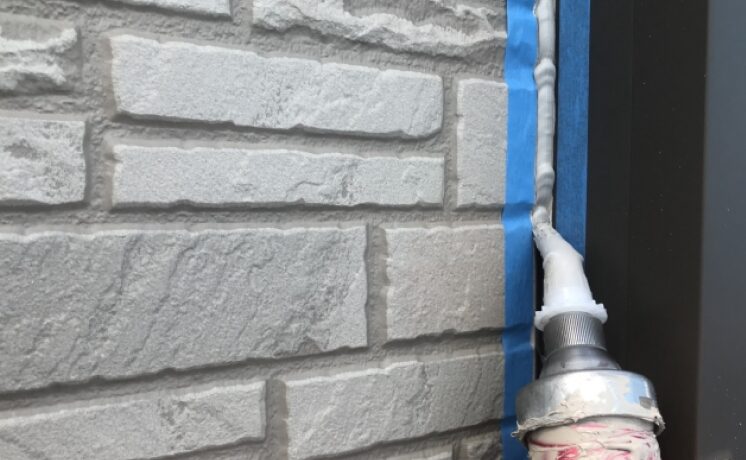 サッシ周辺のコーキング作業