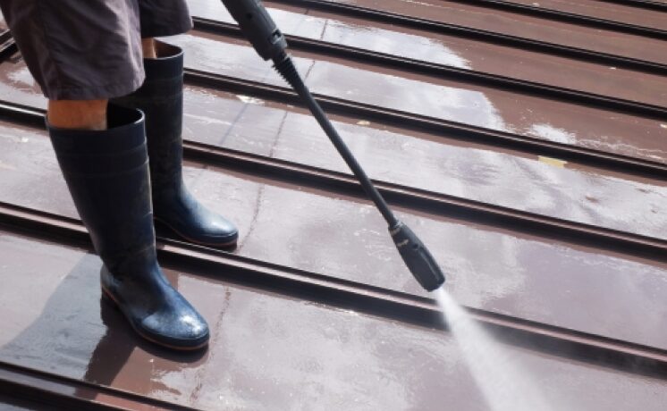屋根を高圧洗浄する様子
