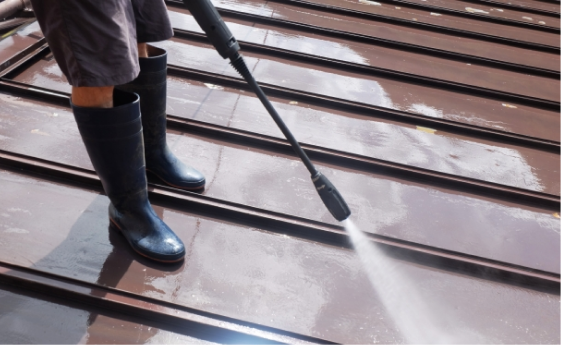 高圧洗浄機で作業する様子