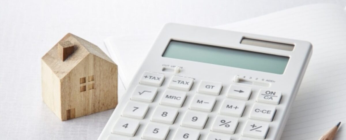 費用を計算する写真