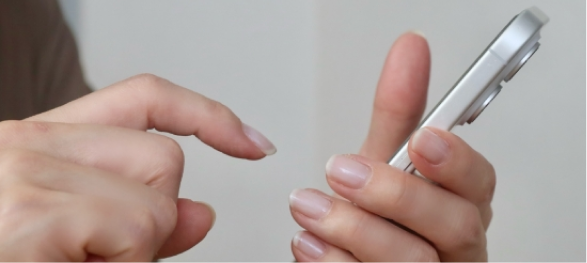 スマホを操作する様子