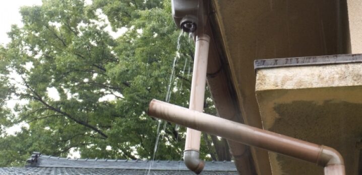 壊れた雨どい