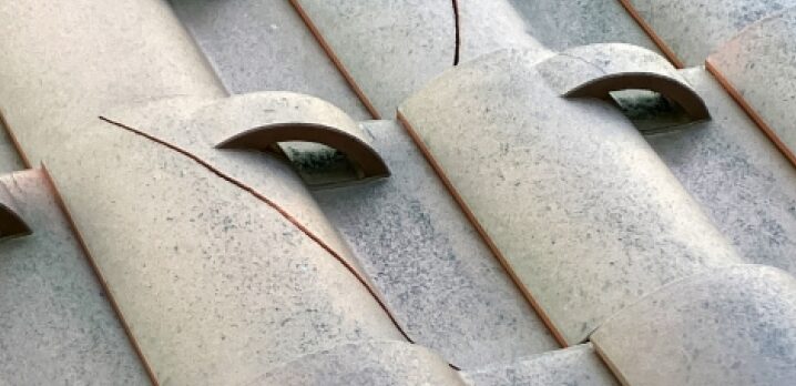 ひびの入った瓦屋根