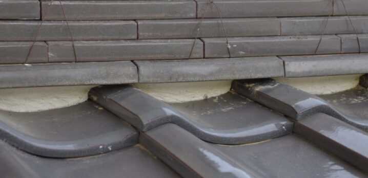 瓦屋根の漆喰部分