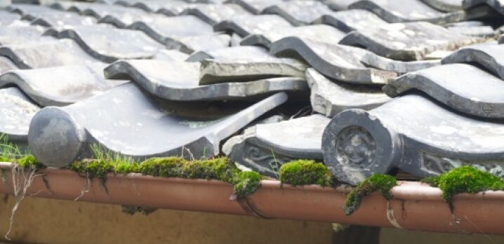 瓦屋根がズレている様子