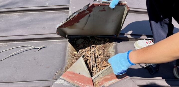 屋根板金が浮いている様子