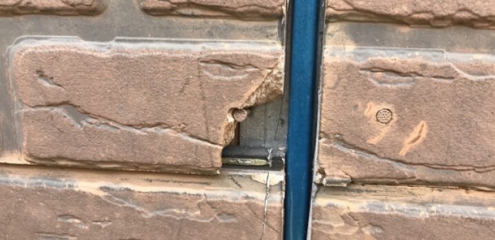 部分的に破損している外壁