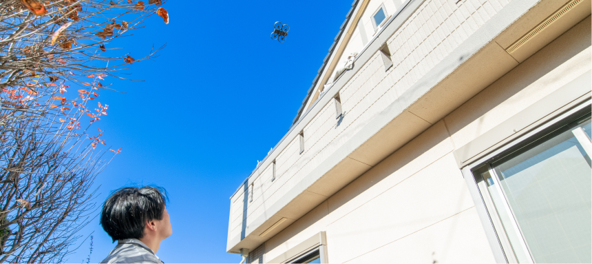 屋根を確認する様子