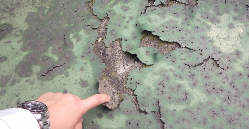 ベランダ床のひび割れ