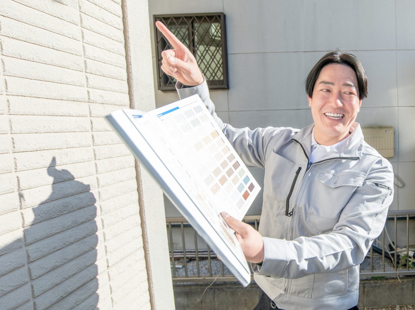 作業の説明をする男性