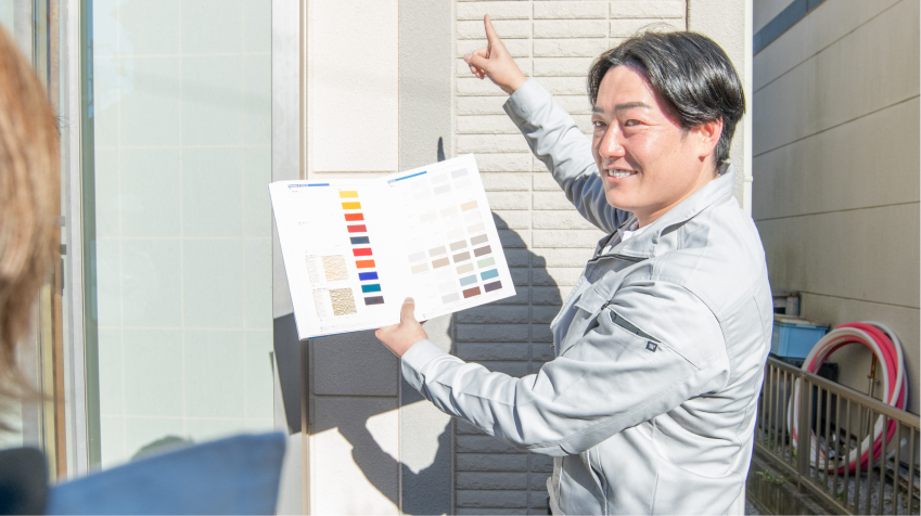 作業を説明する男性