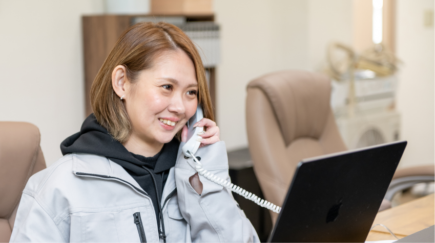 電話を受ける女性